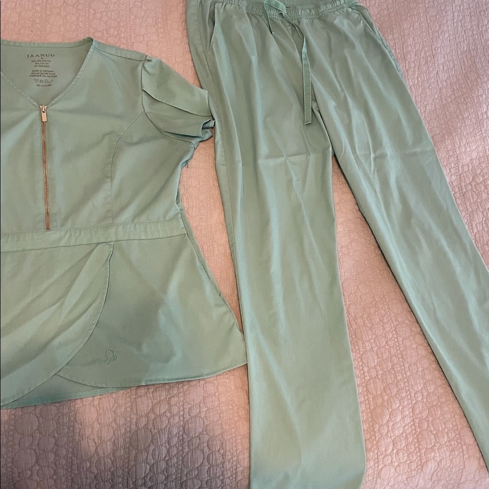Jaanuu scrub set in neo mint. Size L.